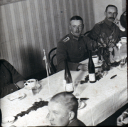 Historische Feier mit Offizieren in einem alten Speisesaal bei Kerzenlicht