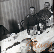 Historische Feier mit Offizieren in einem alten Speisesaal bei Kerzenlicht
