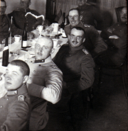Historisches Treffen deutscher Soldaten bei einer Feier in den 1920er Jahren