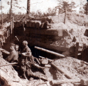 Soldaten in Schützengraben während des Ersten Weltkriegs im Wald