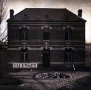 Historisches Gebäude in Esnes mit markanter Fassade und Umgebung