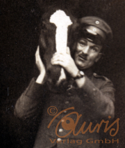 Ein Soldat hält ein Tierkopf in der Hand während des Ersten Weltkriegs