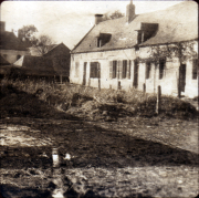 Ein historisches Bauernhaus mit Garten im Morgengrauen in Deutschland