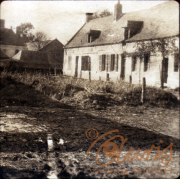 Ein historisches Bauernhaus mit Garten im Morgengrauen in Deutschland
