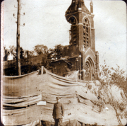 Zerstörte Kirche und Soldat in einem vom Krieg gezeichneten Gebiet