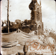 Zerstörte Kirche und Soldat in einem vom Krieg gezeichneten Gebiet