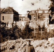 Ein Soldat steht vor einer zerstörten Stadt mit Kreuzzeichen im Hintergrund