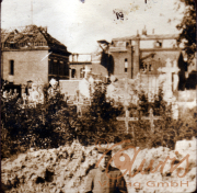 Ein Soldat steht vor einer zerstörten Stadt mit Kreuzzeichen im Hintergrund
