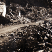 Zerstörte Gebäude nach dem Erdbeben in einer ländlichen Gegend