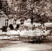 Historische Aufnahme von verletzten Soldaten in einem Lazarett im Freien