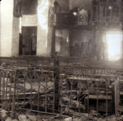 Ruine einer alten Kirche nach Zerstörung in der Mitte des 20. Jahrhunderts