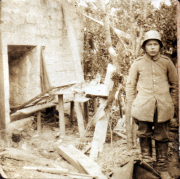 Ein Soldat in historischer Uniform vor einer zerstörten Landschaft im Krieg