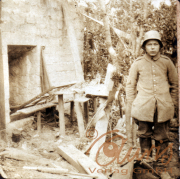 Ein Soldat in historischer Uniform vor einer zerstörten Landschaft im Krieg