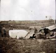Unglück eines Flugzeugs auf einem Feld während des Ersten Weltkriegs