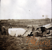 Unglück eines Flugzeugs auf einem Feld während des Ersten Weltkriegs
