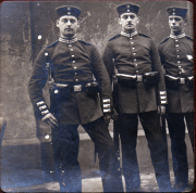 Drei Soldaten in Uniform aus dem frühen 20. Jahrhundert in Deutschland