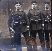 Drei Soldaten in Uniform aus dem frühen 20. Jahrhundert in Deutschland