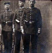 Historisches Gruppenbild von drei Soldaten in uniformierter Bekleidung um 1900