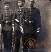 Historisches Gruppenbild von drei Soldaten in uniformierter Bekleidung um 1900