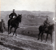 Reiter im historischen Militärkontext auf einem Feldweg in Deutschland