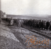 Menschenmenge steht auf einem Feld in der Dämmerung während des Krieges