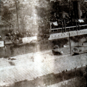 Ein historisches Dampfschiff im Hafen während des frühen 20. Jahrhunderts