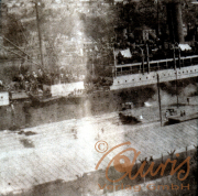 Ein historisches Dampfschiff im Hafen während des frühen 20. Jahrhunderts