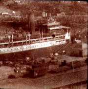 Ein historisches Dampfschiff im Hafen während des frühen 20. Jahrhunderts