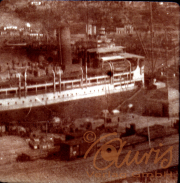 Ein historisches Dampfschiff im Hafen während des frühen 20. Jahrhunderts