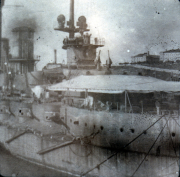 Blick auf ein historisches Kriegsschiff im Hafen bei Sonnenuntergang
