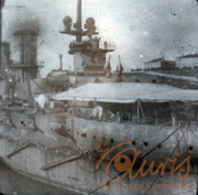 Blick auf ein historisches Kriegsschiff im Hafen bei Sonnenuntergang