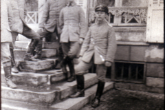 Soldaten in historischer Uniform vor einem Gebäude in der Altstadt