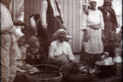 Frauen und Männer in traditioneller Kleidung auf dem Markt in den Alpen