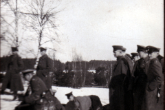 Soldaten in Winterkleidung bei einer Übung in verschneiter Landschaft