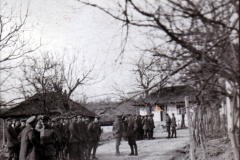 Menschenansammlung auf einer Winter-Landstraße im Dorf
