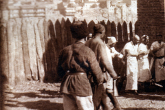 Ein historischer Moment in der Stadt mit Menschen und alten Gebäuden
