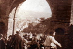 Eine historische Versammlung unter einem großen Bogen in einer Stadt