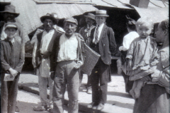 Historisches Gruppenfoto von Arbeitern und Kindern in einer Stadt um 1900