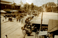 Belebte Straßen mit Marktständen und Fuhrwerken in einer historischen Stadt