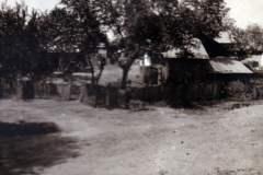 Ländliche Siedlung in Rumänien mit traditionellen Holzhütten im Jahr 1927