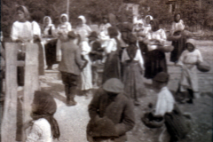 Frauen und Männer beim Frischmarkt in einem ländlichen Dorf in Deutschland 1900