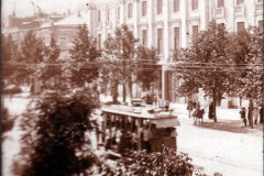 Historische Straßenbahn auf einer belebten Straße in der Stadt um 1900