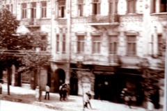 Alte Architektur einer Straße in einer geschäftigen Stadt um 1900