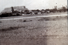 Historische Aussicht auf eine Landschaft mit einer Festung bei Tageslicht