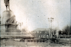 Historische Statue auf dem Platz in einer Stadt bei bewölktem Wetter