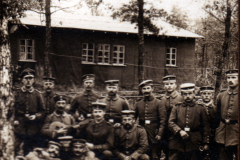 Gruppe von Soldaten im Wald vor einem Holzgebäude während des Ersten Weltkriegs