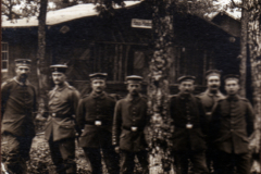 Eine Gruppe von Soldaten im Wald vor einer Hütte während des Ersten Weltkriegs