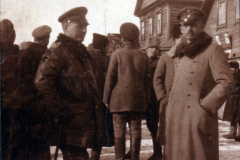 Historische Versammlung von Soldaten in einer Kleinstadt im Winter
