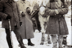 Historische Begegnung zwischen Soldaten und Zivilisten im Winter in Russland