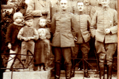Soldaten und Zivilisten in ländlicher Umgebung Deutschlands